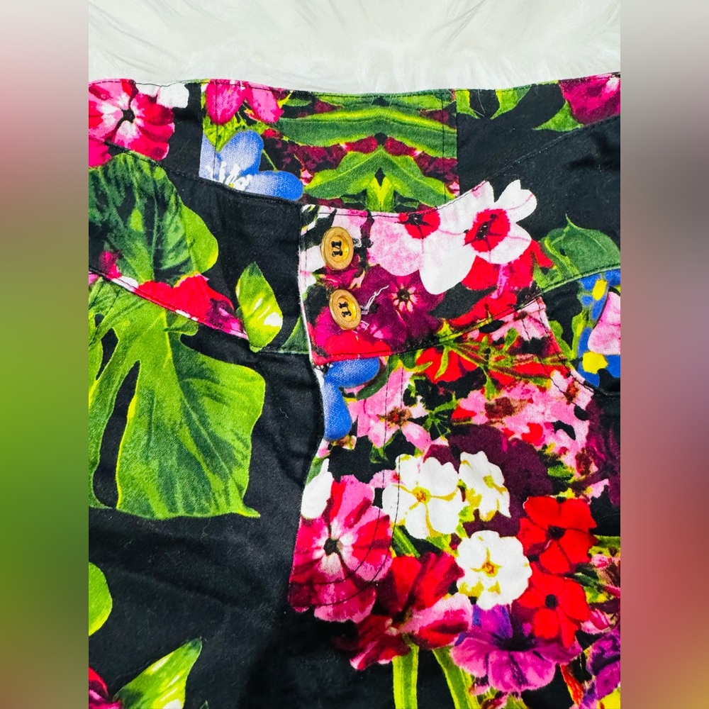 Free Gift with Purchase 2b bebe Floral Short - Picture 4 of 4